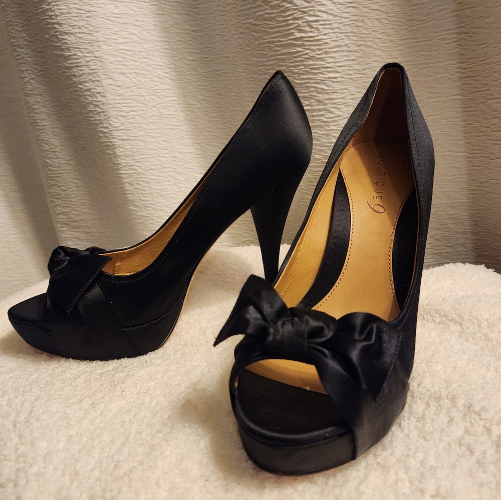 Black satin bow heels 8.5 Boutique 9